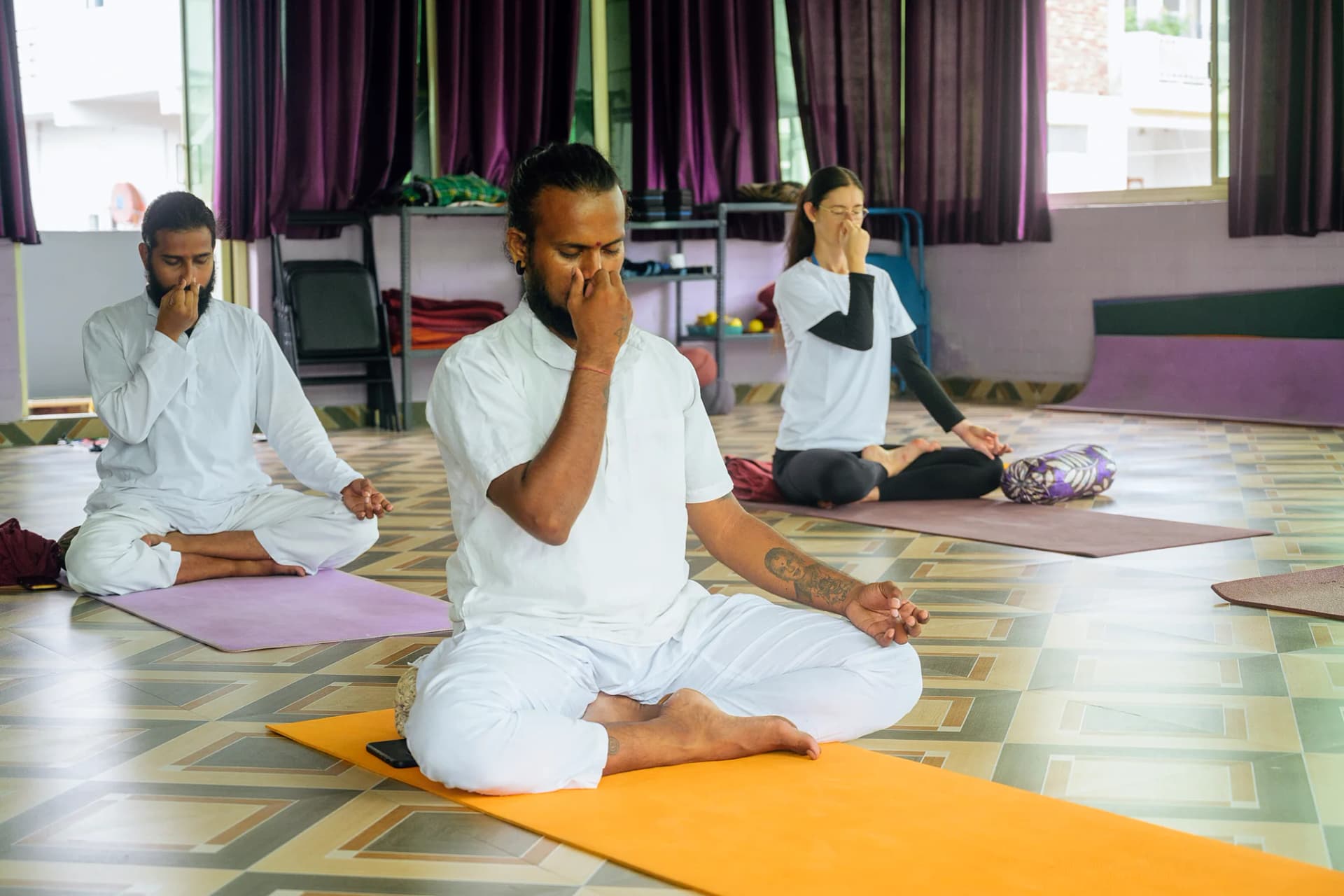 Your first yoga class in Rishikesh: what to bring